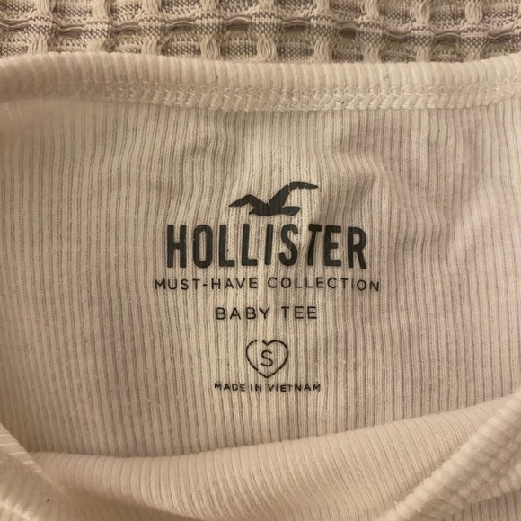 Hollister Baby Tee - Picture 3 of 4
